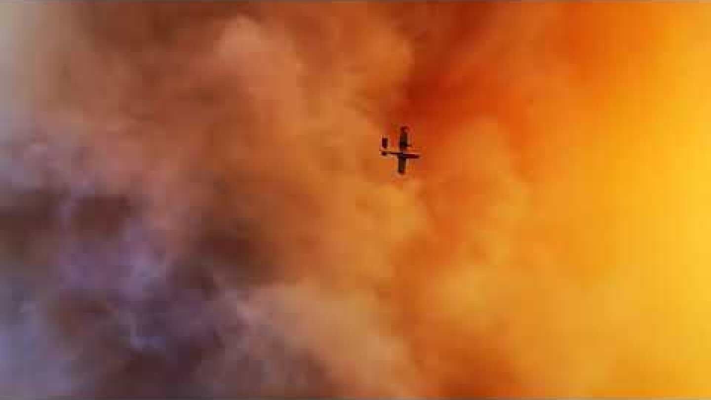 Πυροσβεστικό αεροπλάνο επιχειρεί πάνω από την πυρκαγιά στο Κοντοδεσπότι