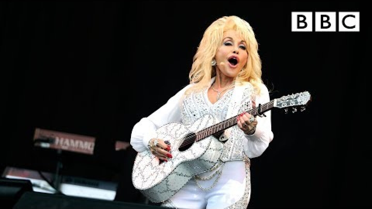 Dolly Parton performs Jolene at Glastonbury - BBC