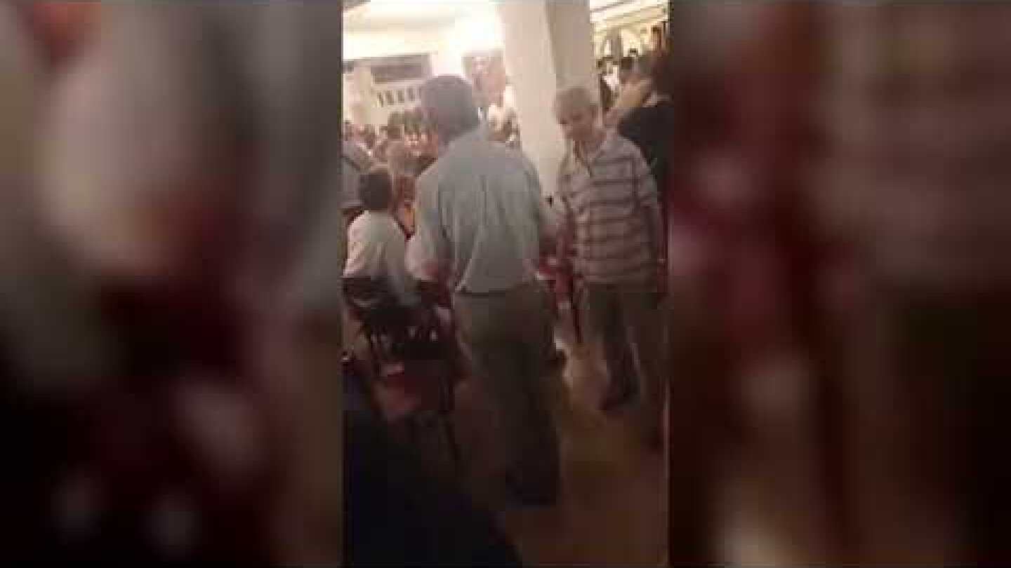 Ο Μητροπολίτης Βαρνάβας αποδοκιμάζεται από το ποίμνιο