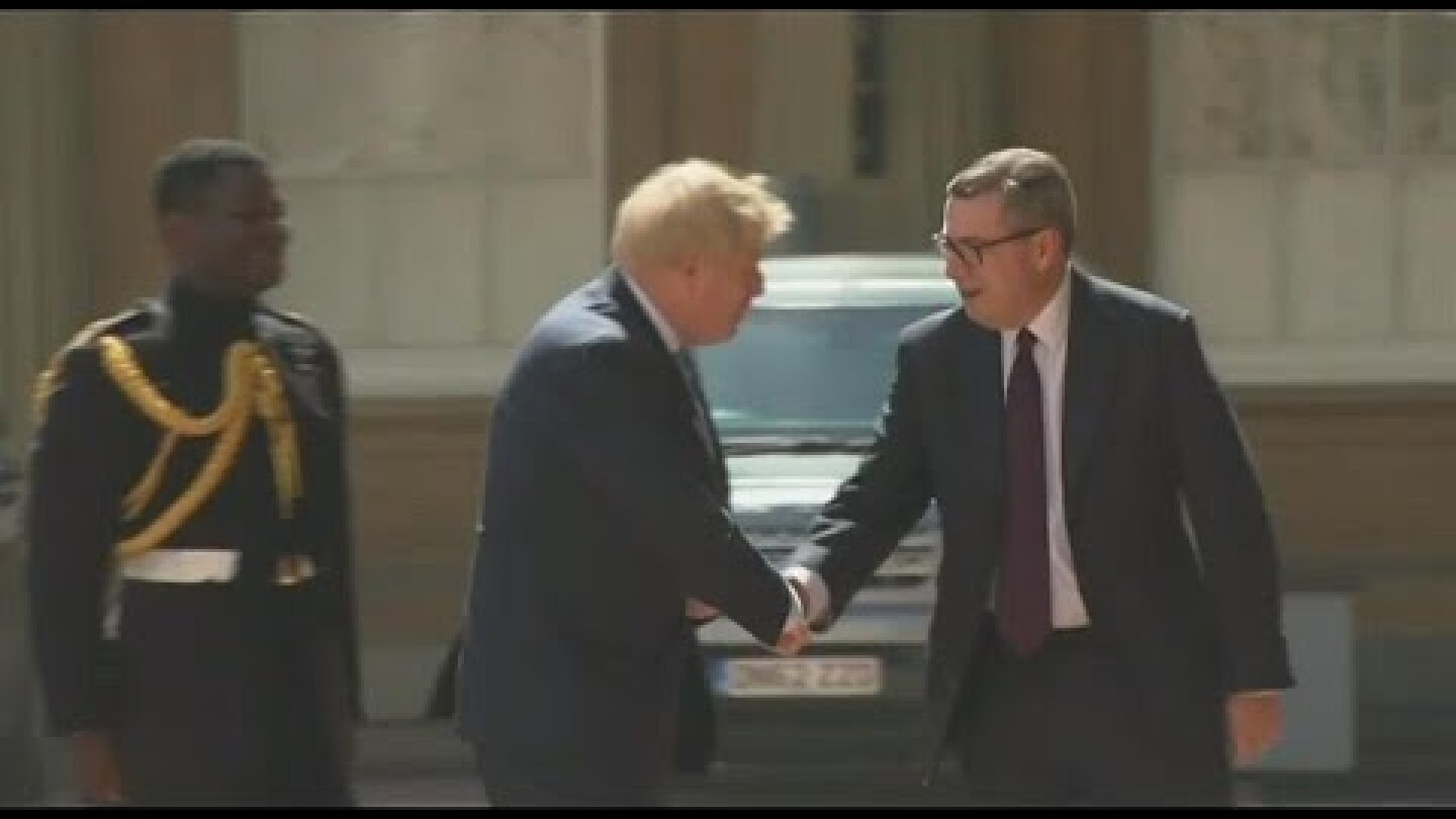 Boris Johnson arrives at Buckingham Palace to meet with Queen
