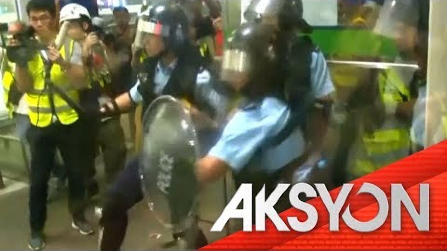 Protesters vs  policemen sa Hong Kong airport