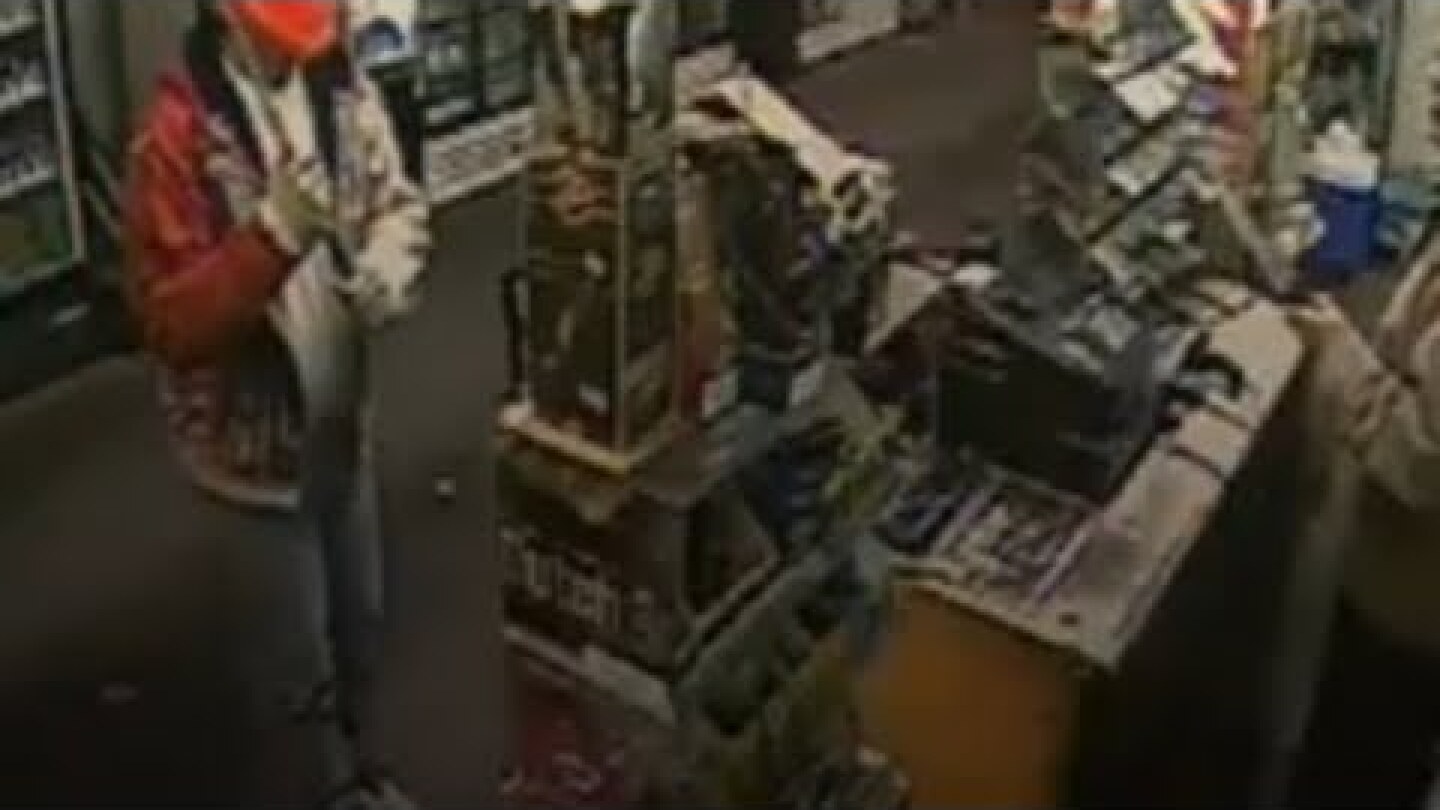 US thief Robs shop using the golf club