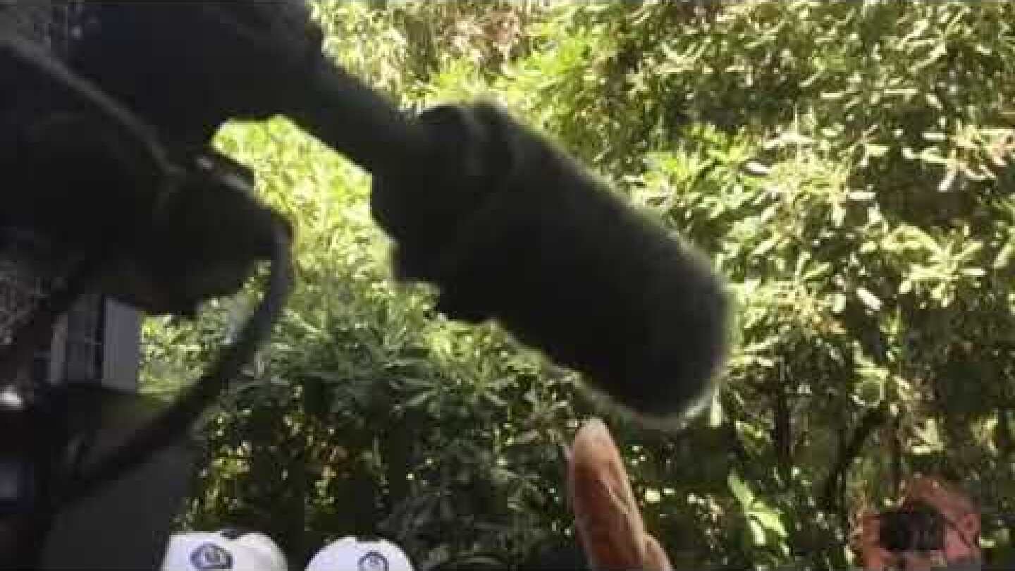 Καθαρίστριες του Δρομοκαΐτειου πετούν ψωμί στα ΜΑΤ