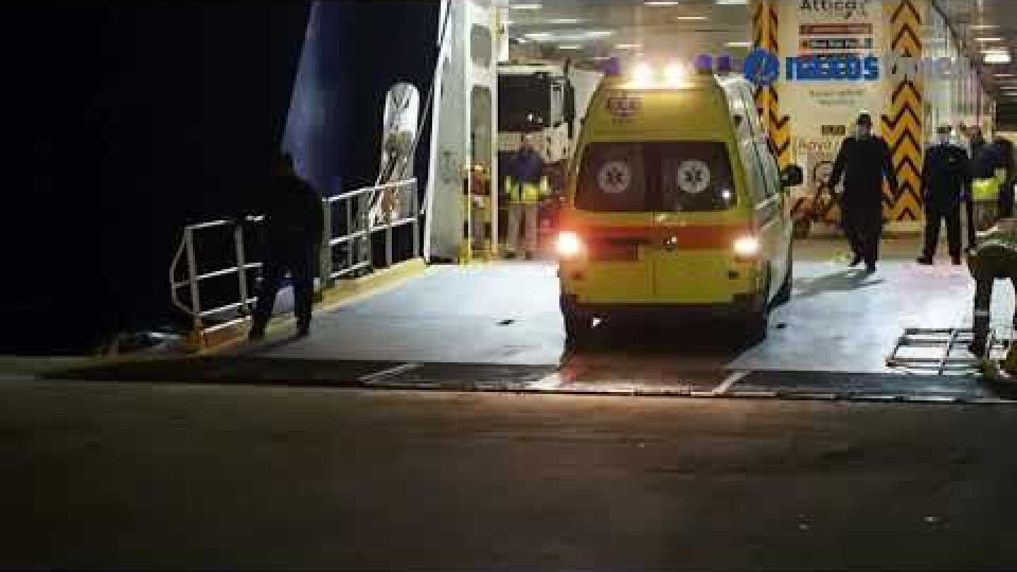 Λιμάνι Νάξου - EKAB: Παραλαβή ασθενούς από το Blue Star Naxos