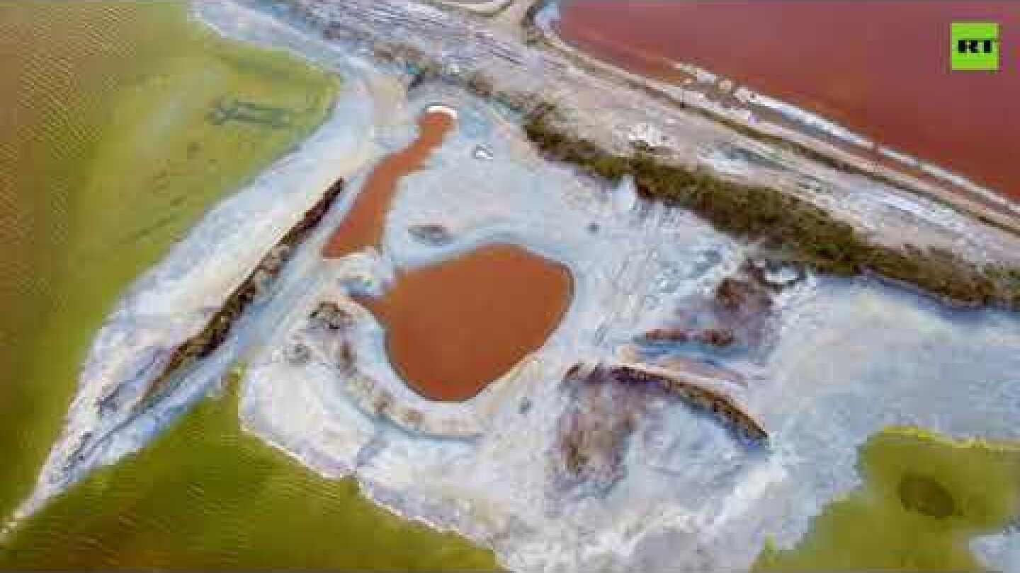 Bizarre natural wonder | China's Yuncheng Salt Lake boasts vibrant colors