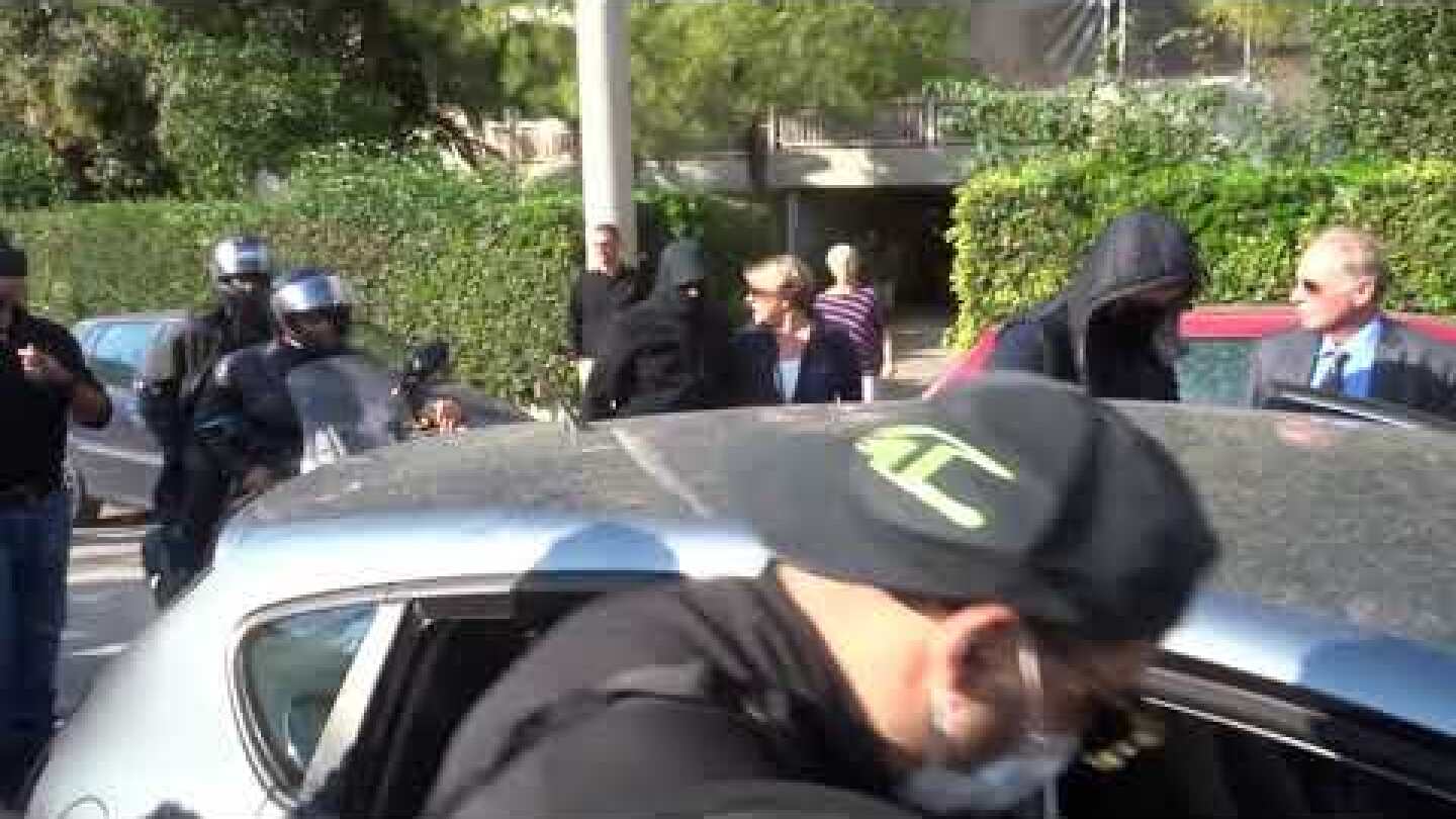 Οπαδοί των Χρυσαυγιτών επιτέθηκαν και χτύπησαν φωτορεπόρτερ