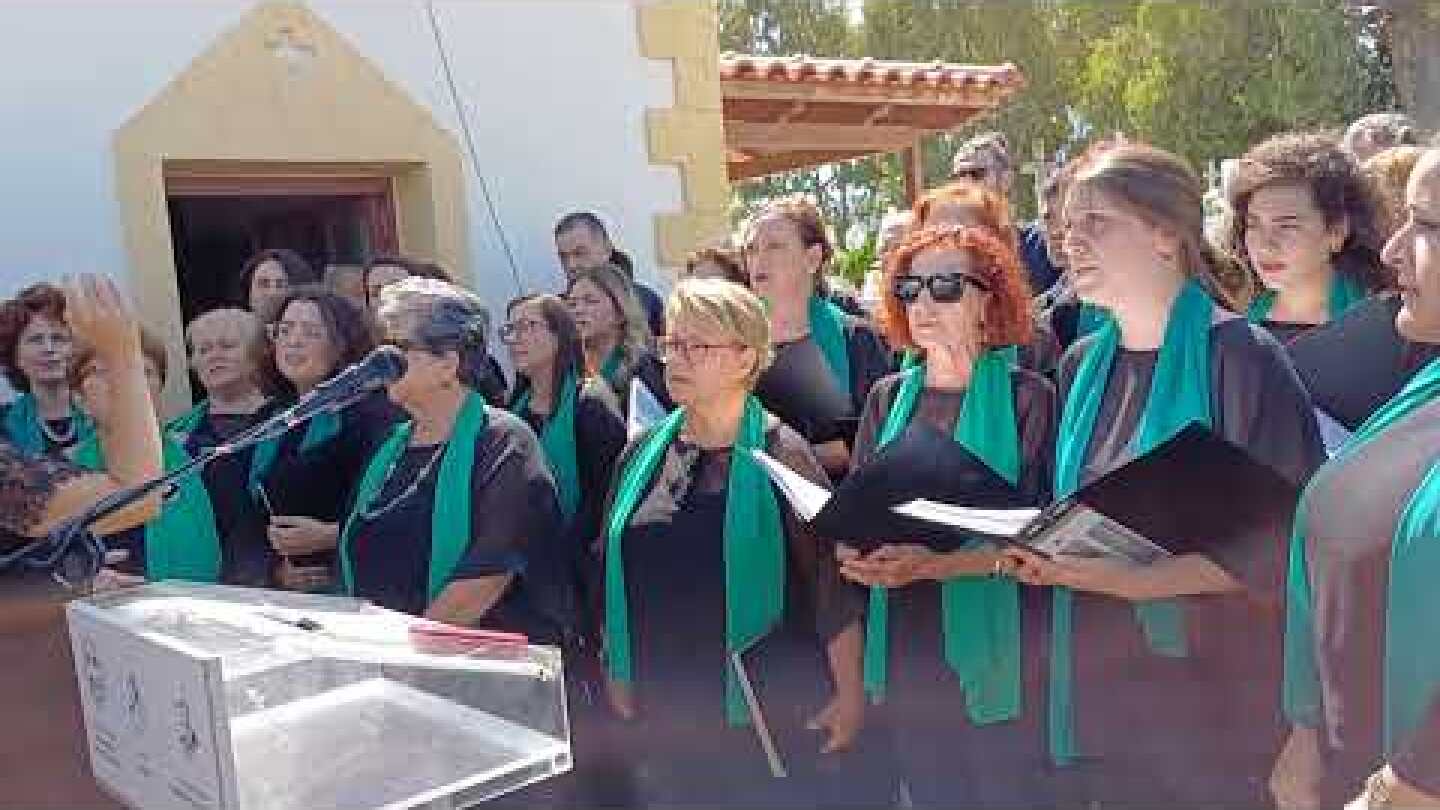 Χορωδία αποδίδει τραγούδια του Μικη Θεοδωρακη στο μνημοσυνηνο του μεγάλου μουσικοσυνθετη