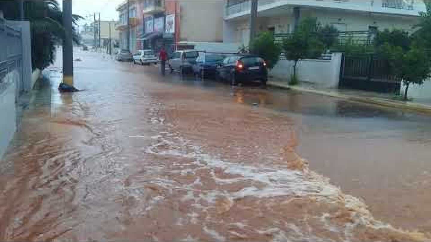 Athens Voice - ορμητικοί χείμαρροι στην Μάνδρα Αττικής