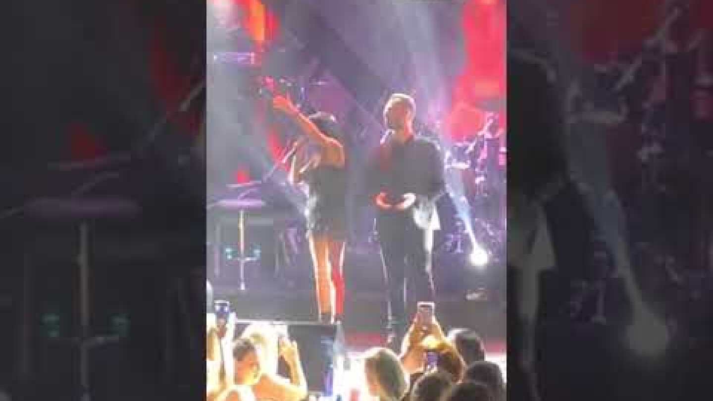 Η Πάολα τραγουδάει υπό βροχή