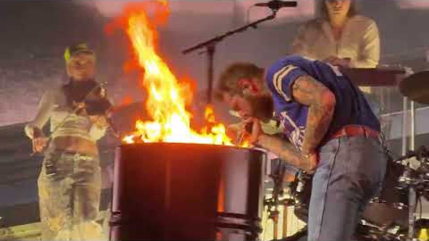 Post Malone closed Coachella with fire in his voice and stars in his shadow!