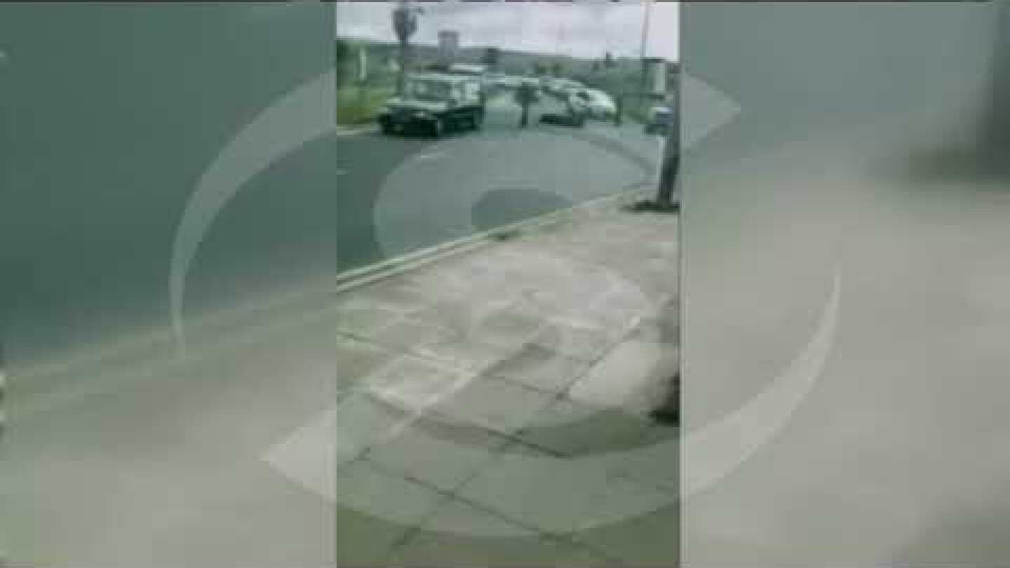 Φέρετρο έπεσε στη μέση του δρόμου