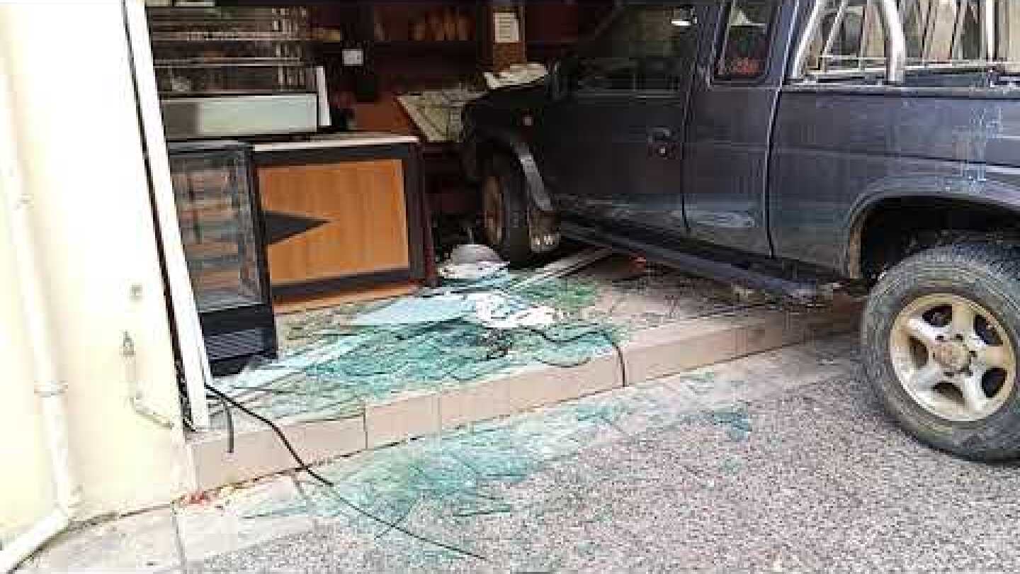 Απίστευτο τροχαίο στο Αγρίνιο - αγροτικό "μπουκαρε" σε φούρνο