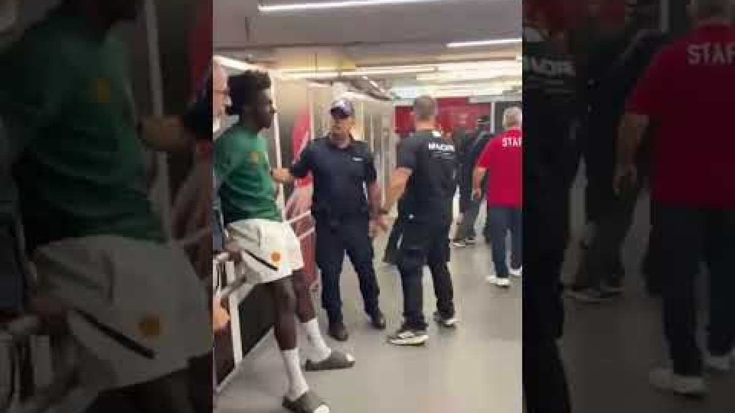 Η στιγμή που ο Ταϊρίκ Τζόουνς επιτίθεται με γροθιά στον Κέντρικ Ναν