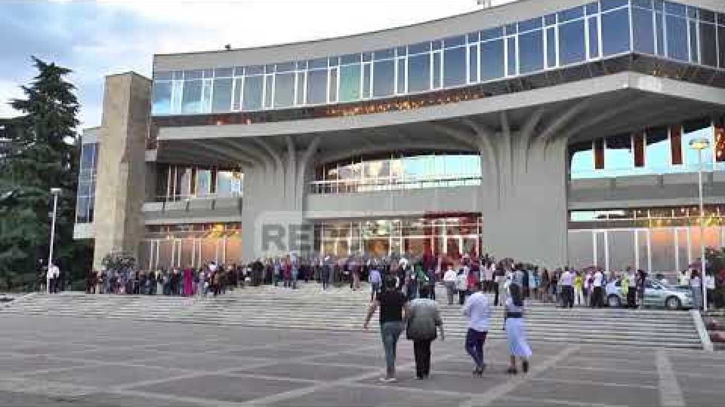 Polemikat/ Këngëtari grek Notis Sfakianakis mbush Pallatin e Kongreseve, shiten të gjitha biletat