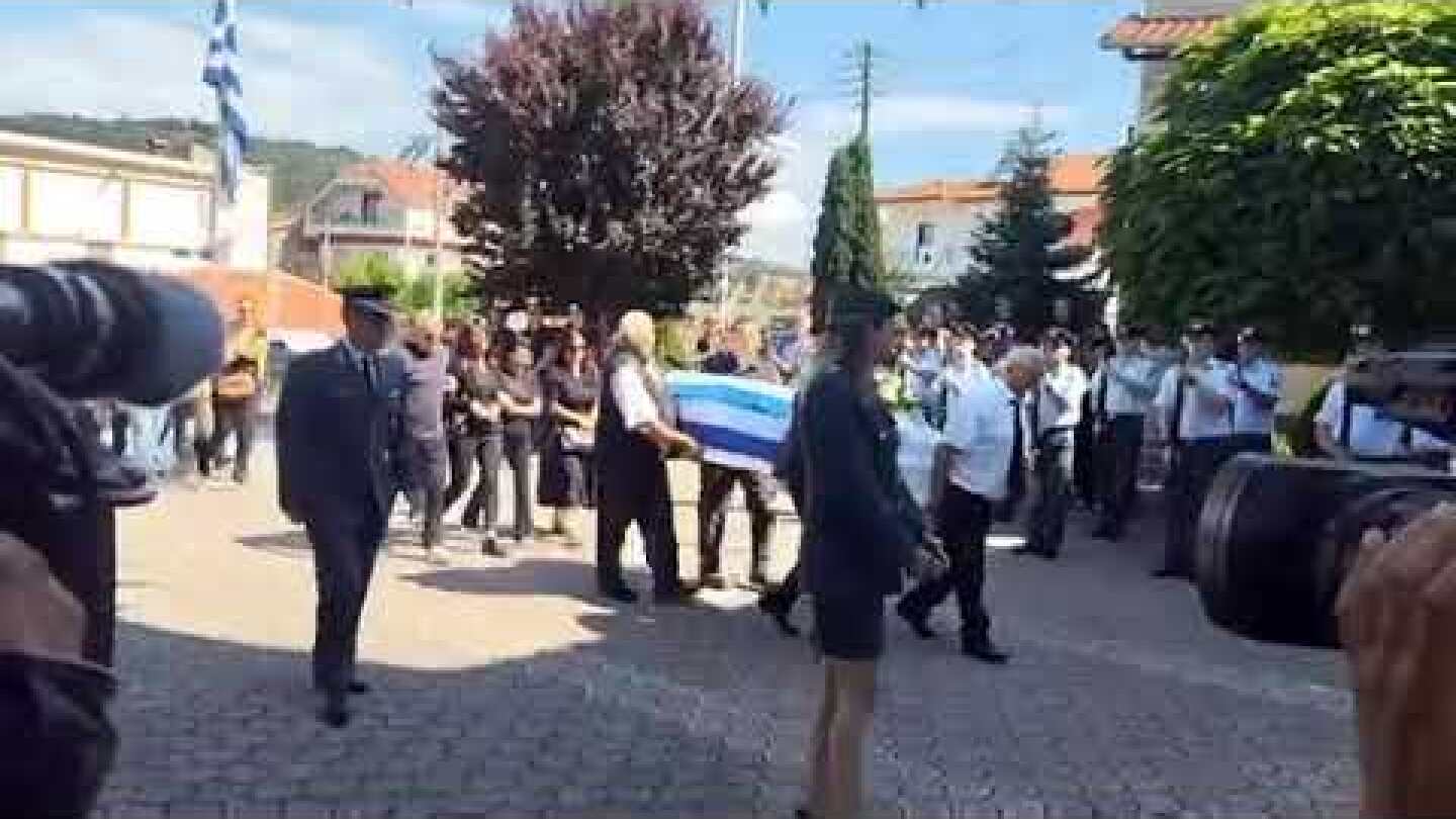 Δράμα: Με τιμές η κηδείας της 46χρονης αστυνομικού που δολοφονήθηκε από τον σύζυγό της