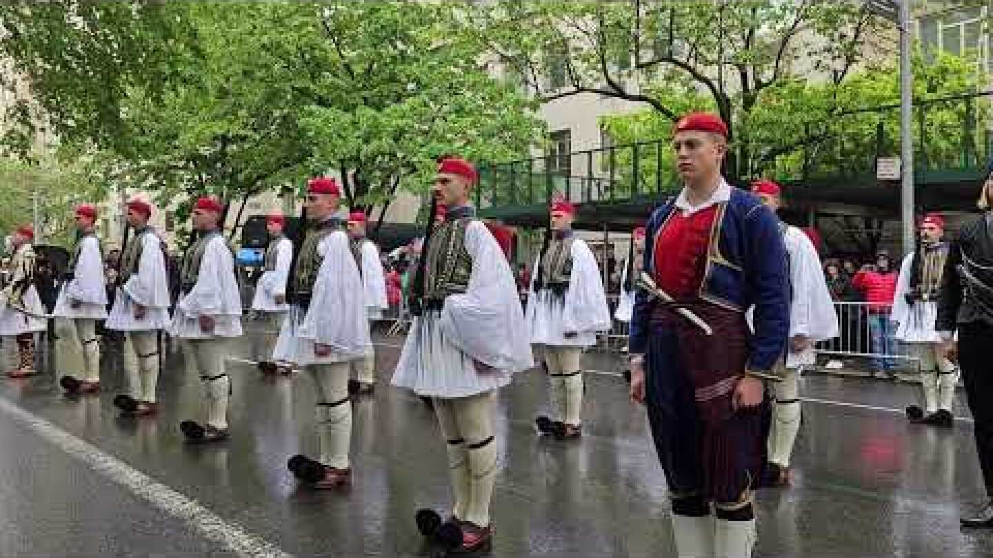 Το άγημα των Ευζώνων έκλεψε την παράσταση στην παρέλαση της Νέας Υόρκης.