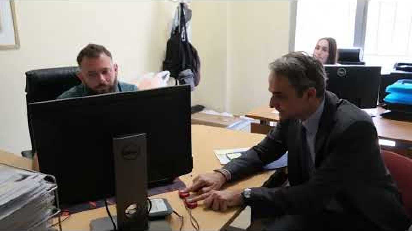 Ο Κυριάκος Μητσοτάκης πήγε να βγάλει νέα ταυτότητα