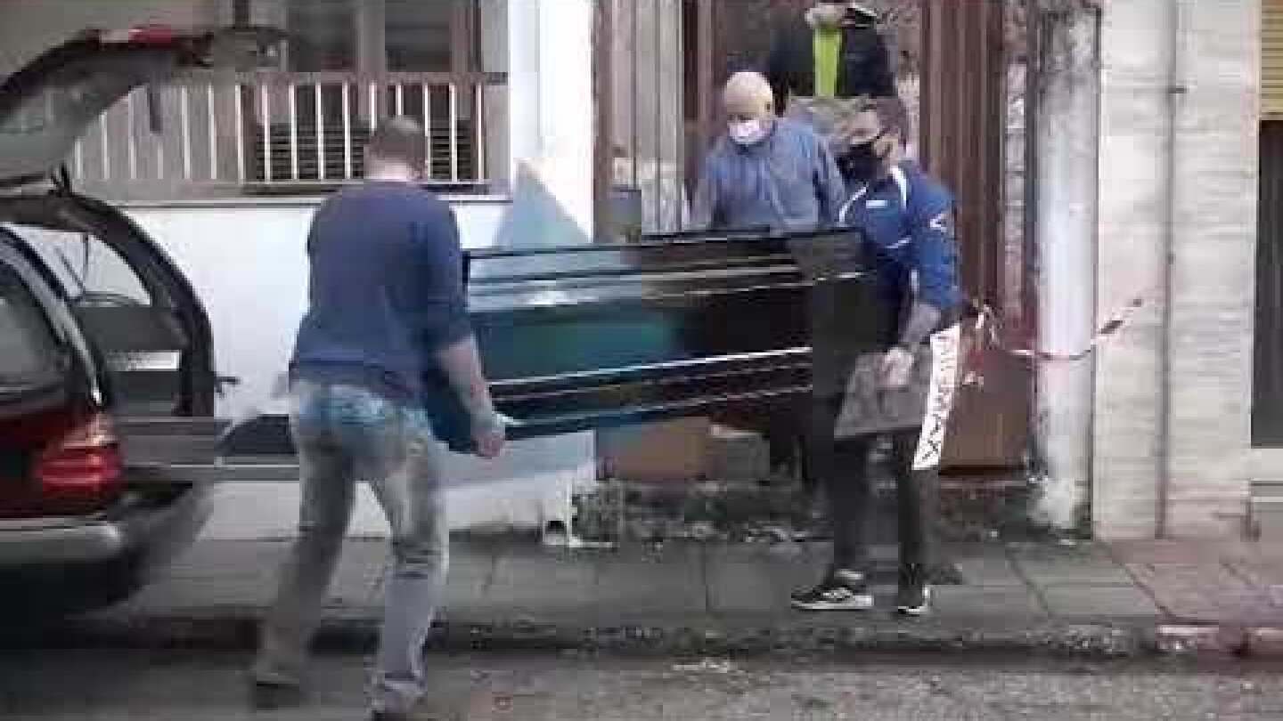 Έγκλημα στο Αγρίνιο - Η στιγμή της μεταφοράς της σορού από το σπίτι όπου έγινε ο φόνος (30/11/21)