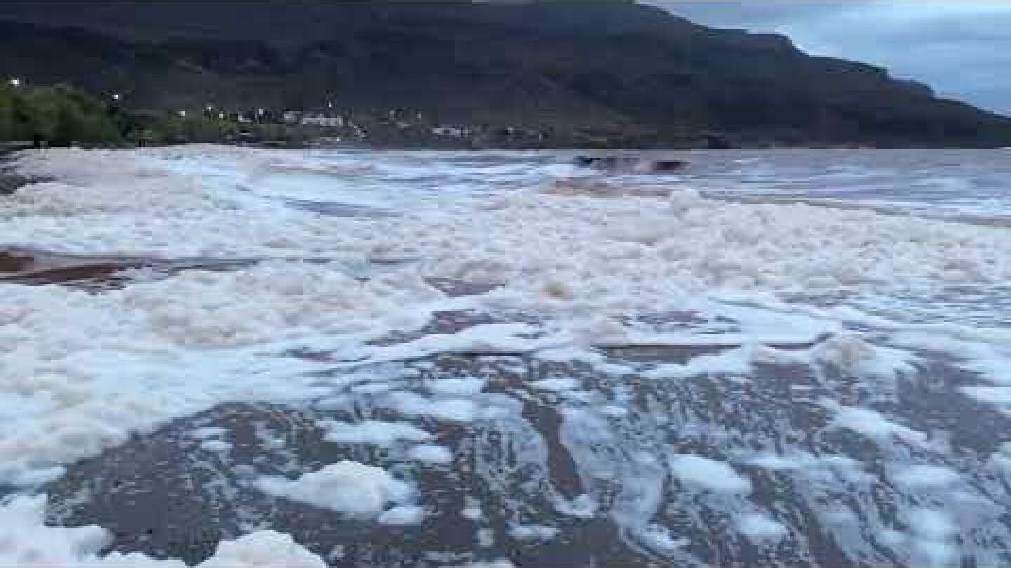 Κρήτη: Γέμισαν αφρούς οι παραλίες μετά την κακοκαιρία