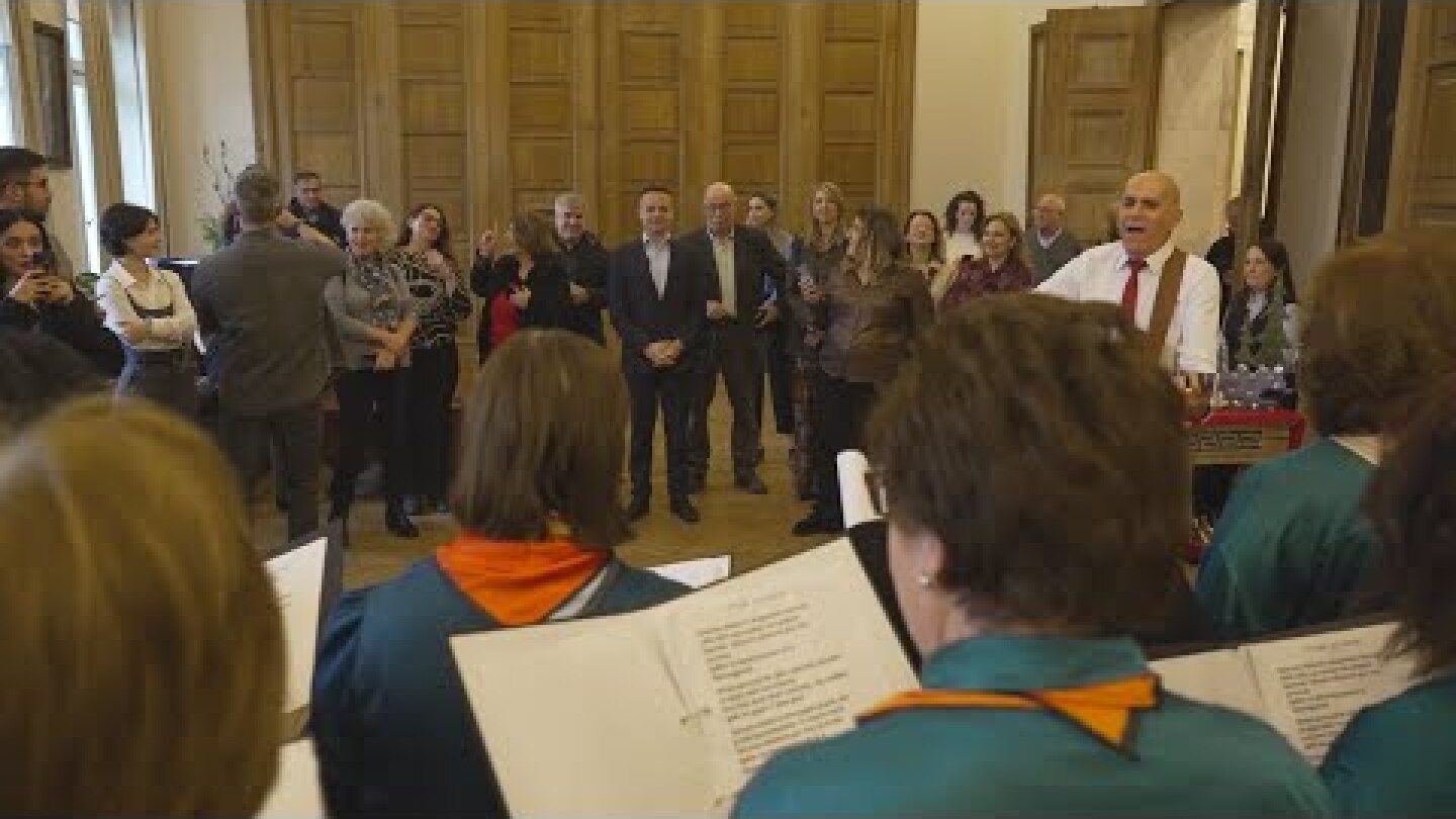 Τα Χριστουγεννιάτικα κάλαντα στο δημάρχο Αθηνών Χάρη Δούκα