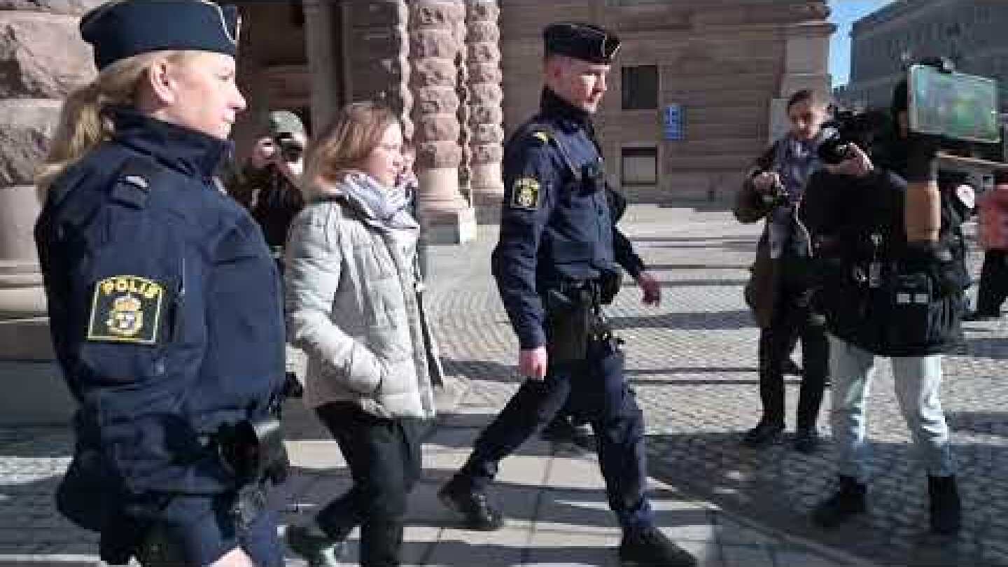 Här tar polisen Greta Thunberg – Anmäls för brott mot ordningslagen