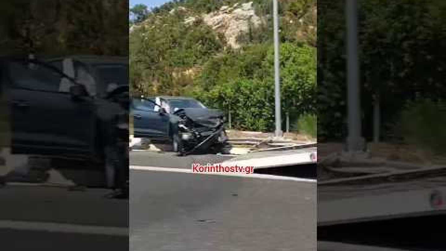 Τρελή πορεία φορτηγού - Έσπασε τις μπάρες, πέρασε στο αντίθετο ρεύμα και καρφώθηκε σε Ι.Χ