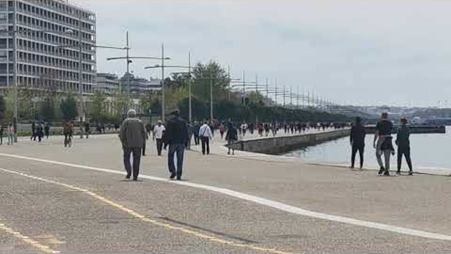 Κόσμος στη Νέα Παραλία στη Θεσσαλονίκη -GRTimes.gr