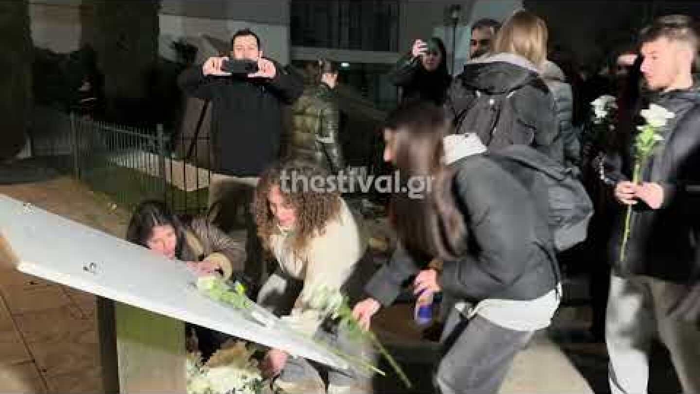 Thestival.gr Λουλούδια και συνθήματα στο μνημείο στο ΑΠΘ για τους φοιτητές που χάθηκαν στα Τέμπη 