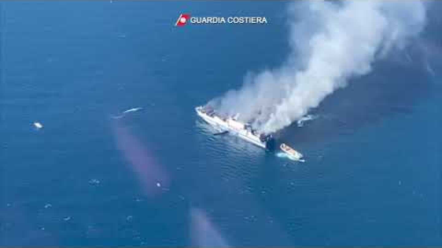 Traghetto Olympia della Grimaldi Euromed in fiamme in acque albanesi