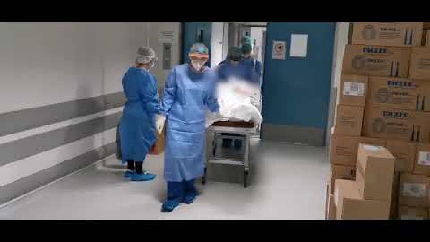 Η στιγμή που ασθενής με κορωνοϊό βγαίνει από ΜΕΘ