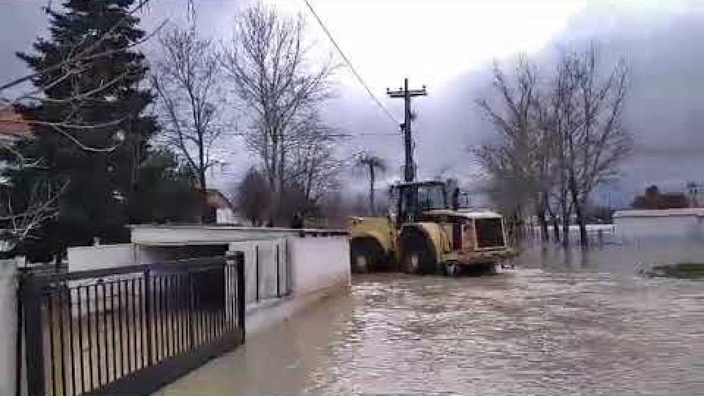 Με φορτωτή η μεταφορά κατοίκων στην πλημμυρισμένη Υπέρεια Φαρσάλων