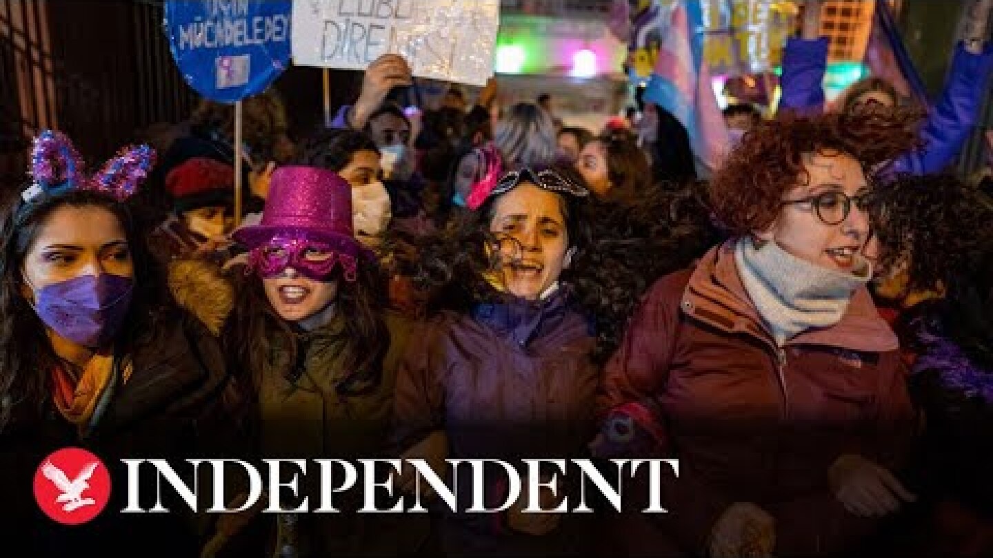 Live: Activists march through Istanbul to mark International Women's Day