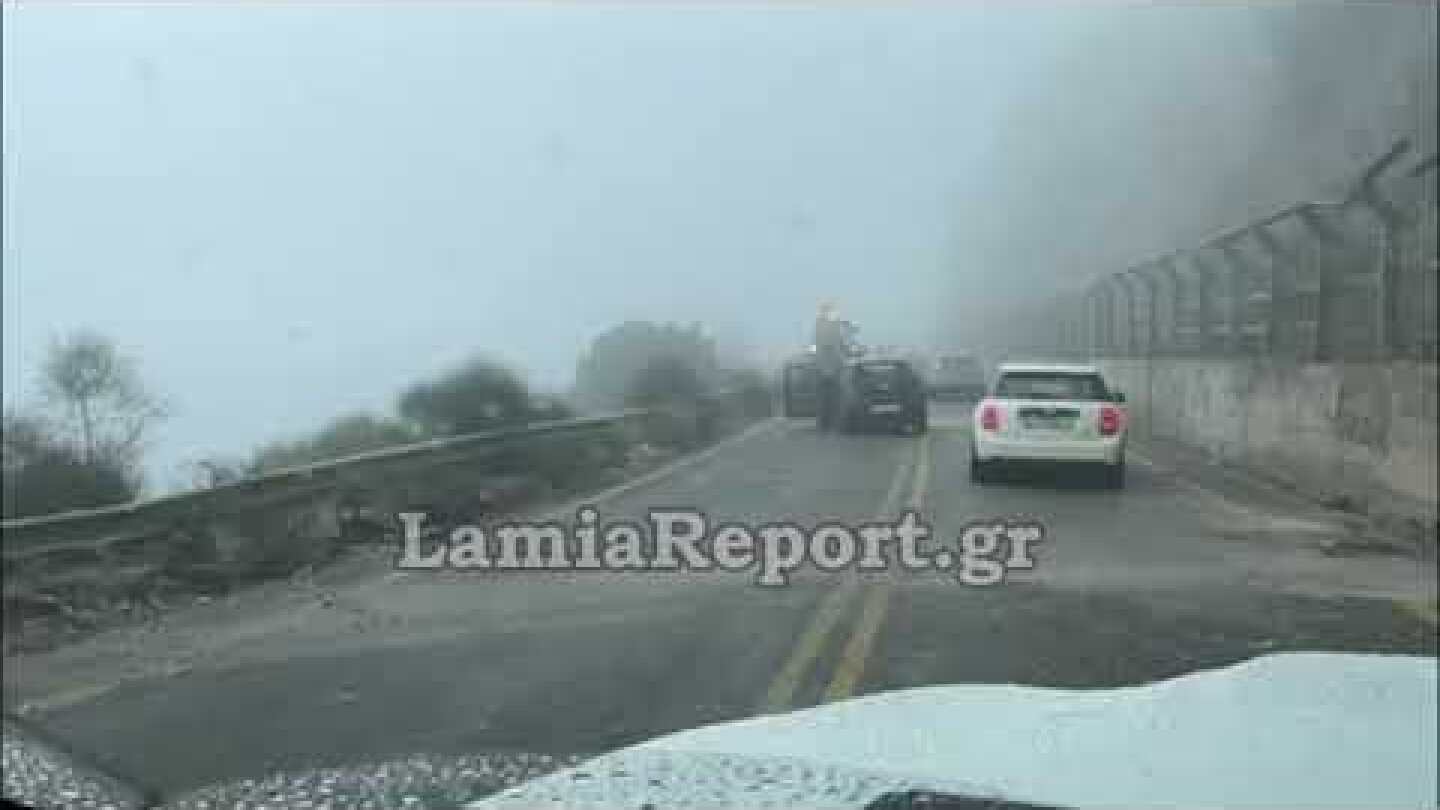 LamiaReport.gr: Πτώση βράχων στο δρόμο για Λιβάδι