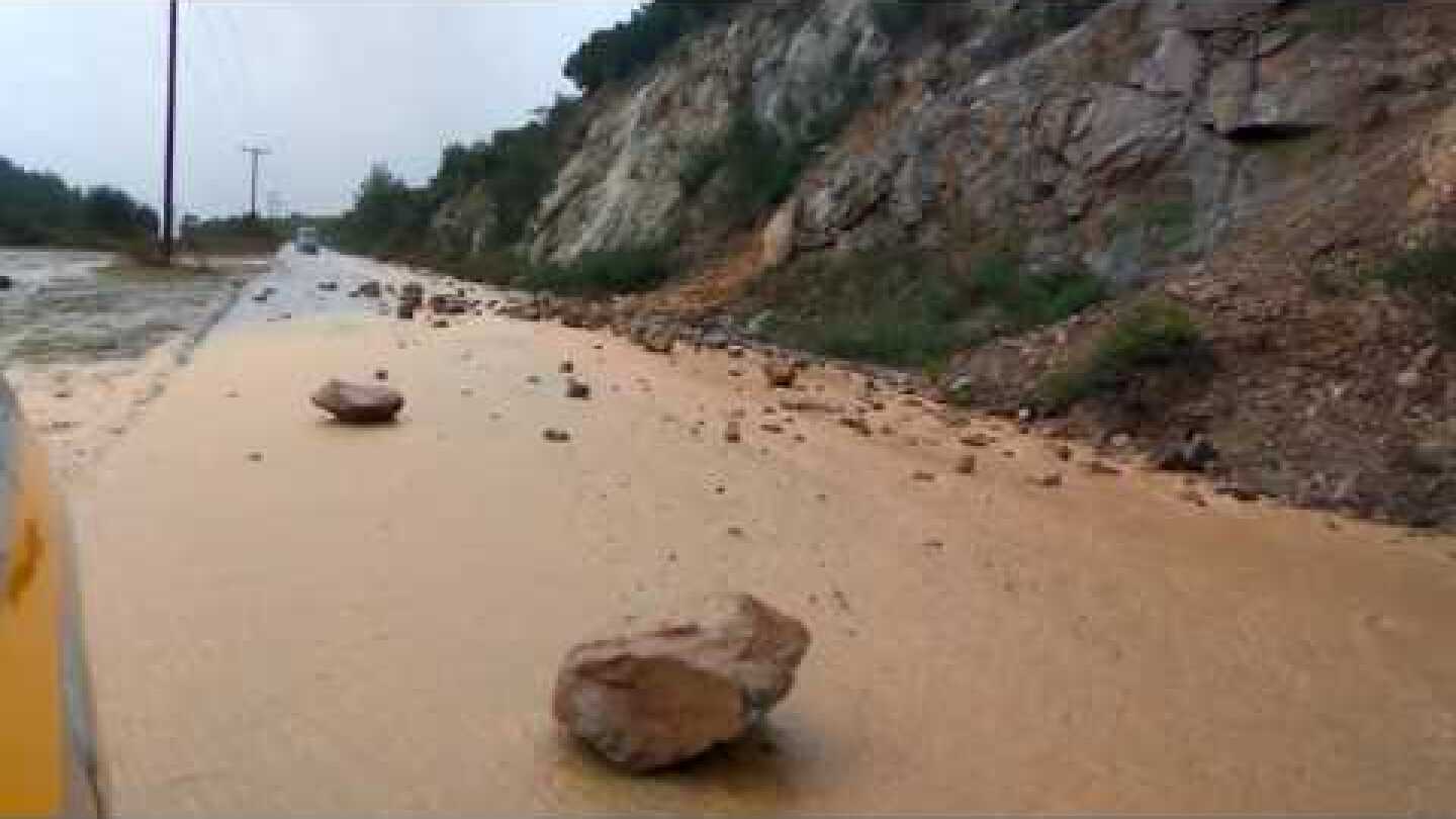 καταρρακτώδης βροχή στο δρόμο Συκιά - Κουφό