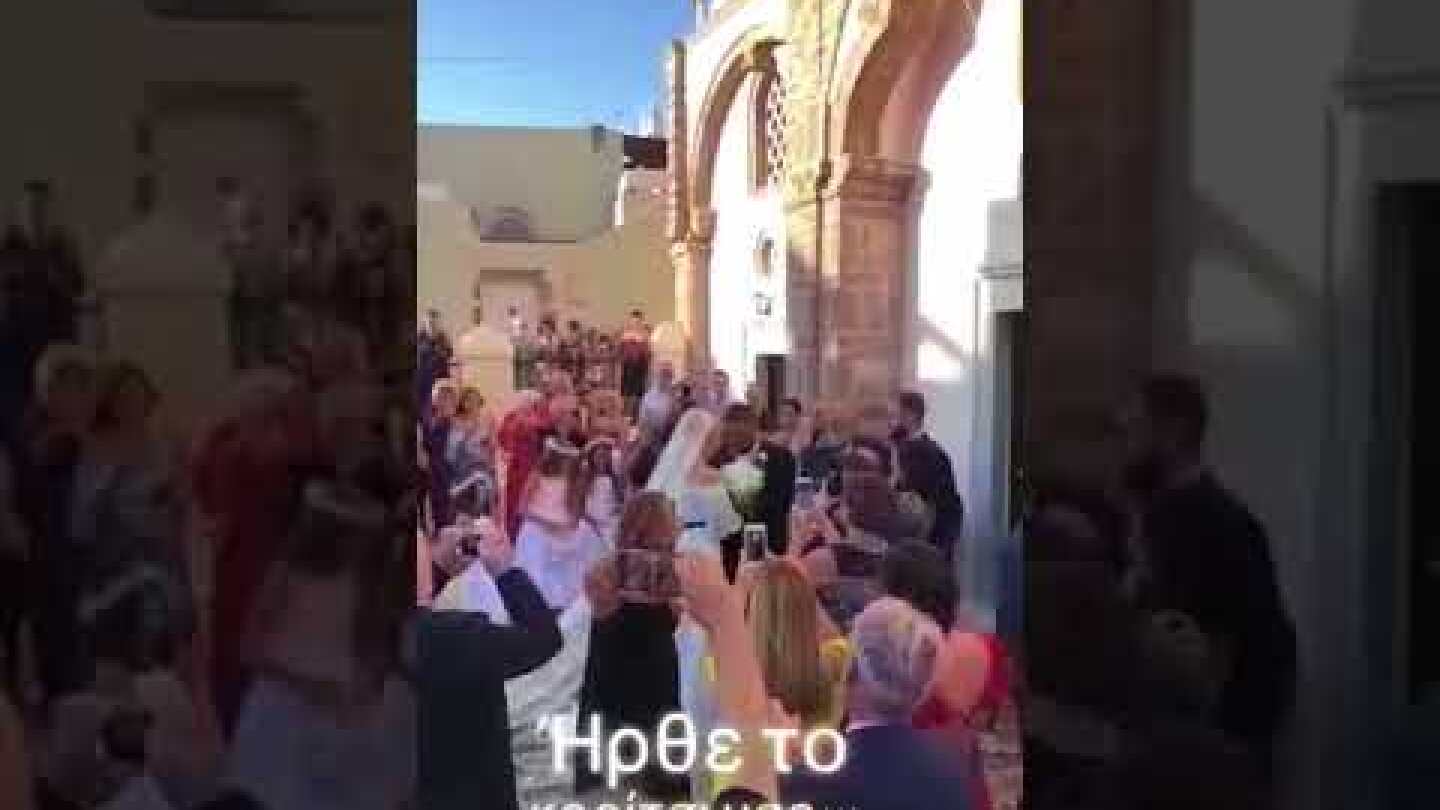 H Ελισάβετ Μουτάφη φθάνει νύφη στην εκκλησία!