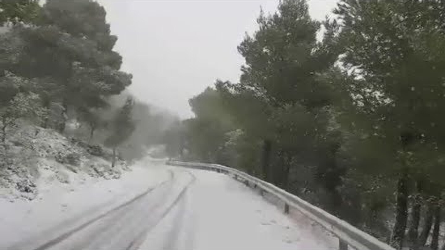 Κακοκαιρία «Χιόνη»: Χιονίζει στην Πάρνηθα και την Ιπποκράτειο Πολιτεία