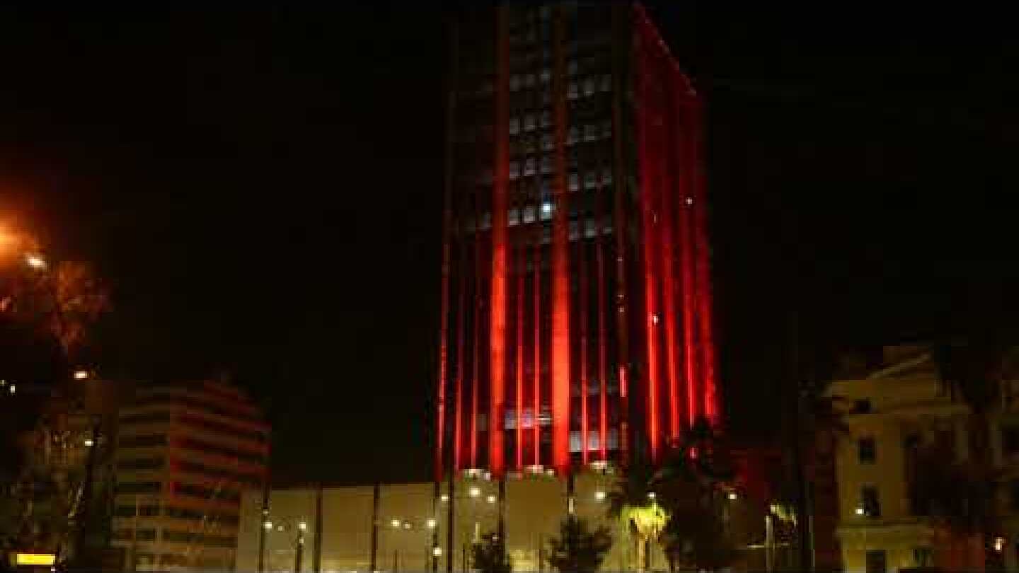 Φωταγωγημένος ο Πύργος Πειραιά για τα Χριστούγεννα