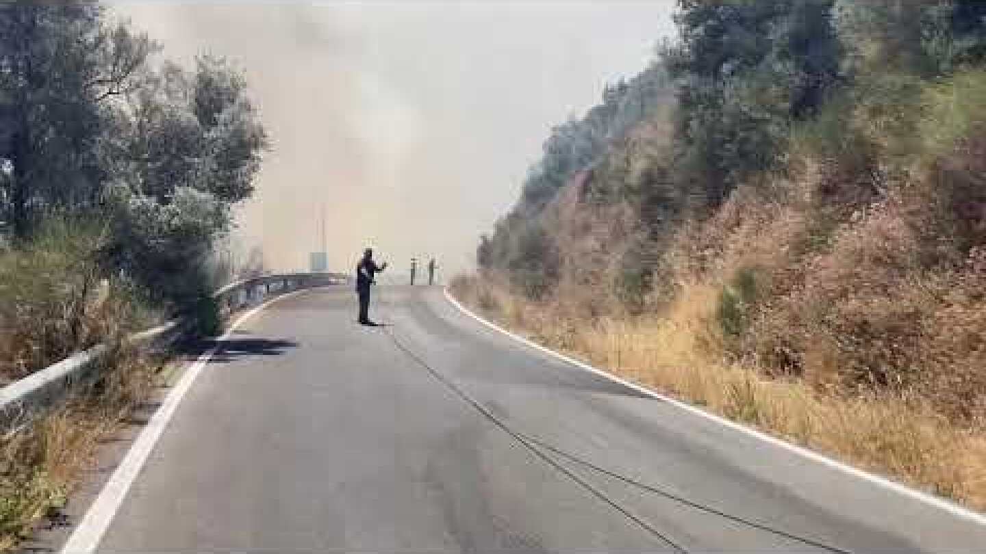 Φωτιά στον Άγιο Θωμά Ηρακλείου - αγωνιώδεις προσπάθειες για την κατάσβεση της