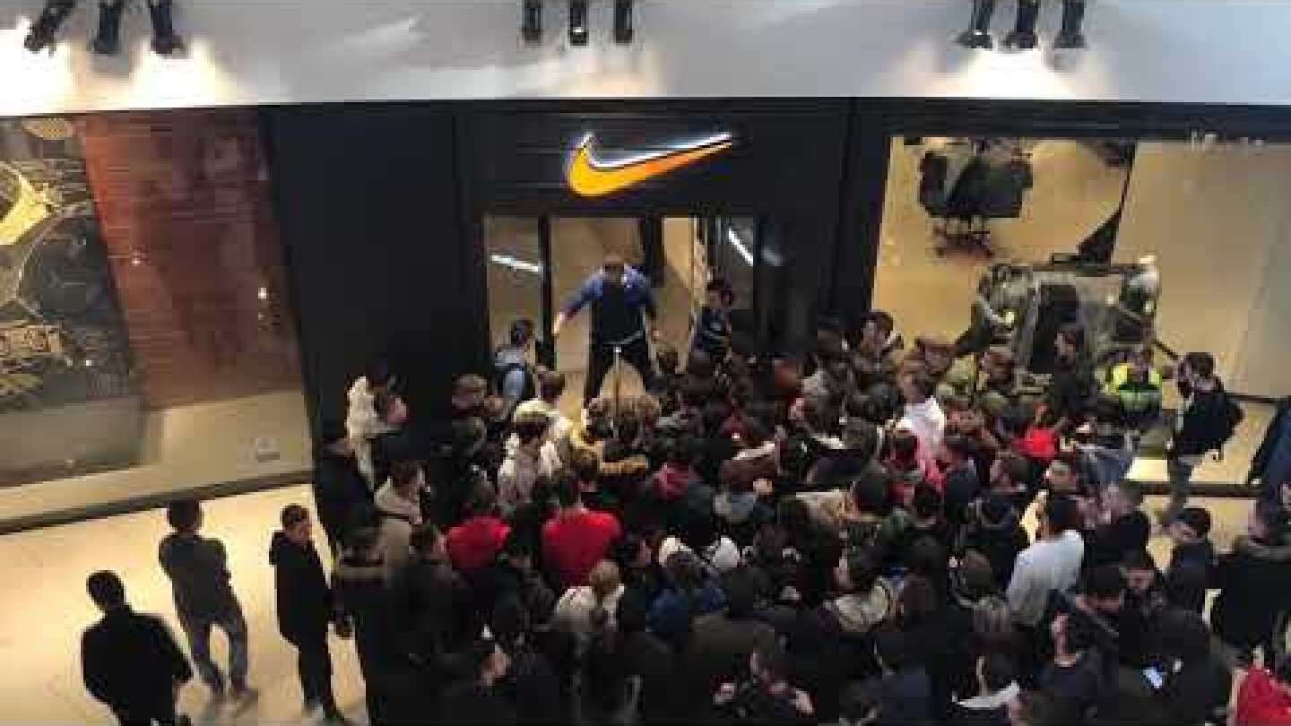 Thestival.gr Black Friday σε εμπορικό κέντρο της Θεσσαλονίκης