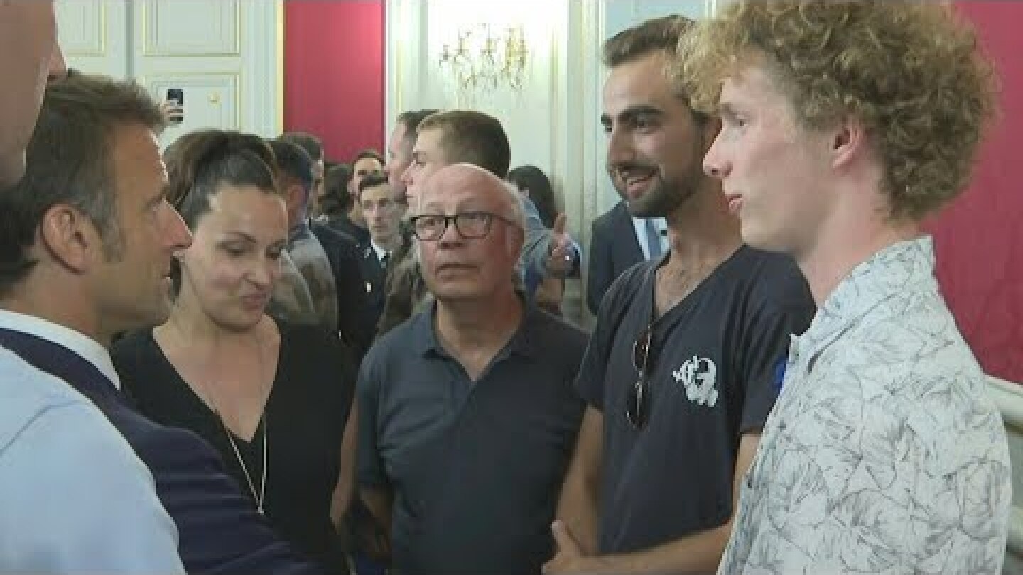 Annecy: Macron rencontre les "héros" qui ont pourchassé l'assaillant | AFP Images