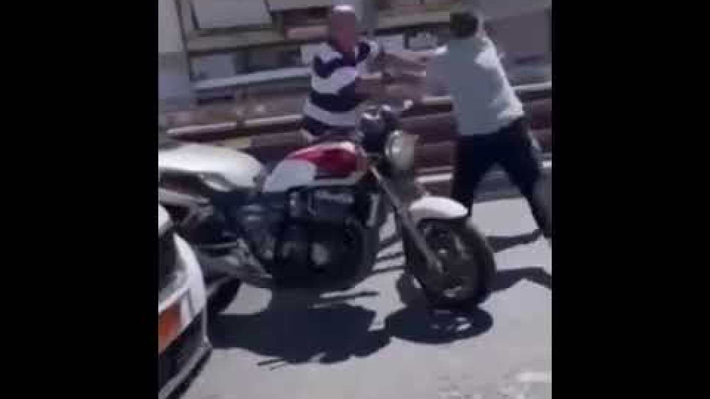 Ο Αχιλλέας Μπέος παίζει ξύλο στο δρόμο