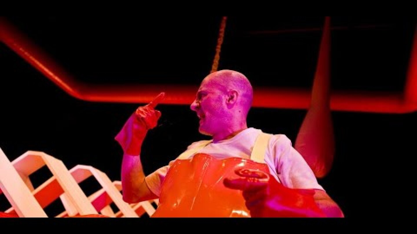 "Εχθροί εξ αίματος" - Παράσταση