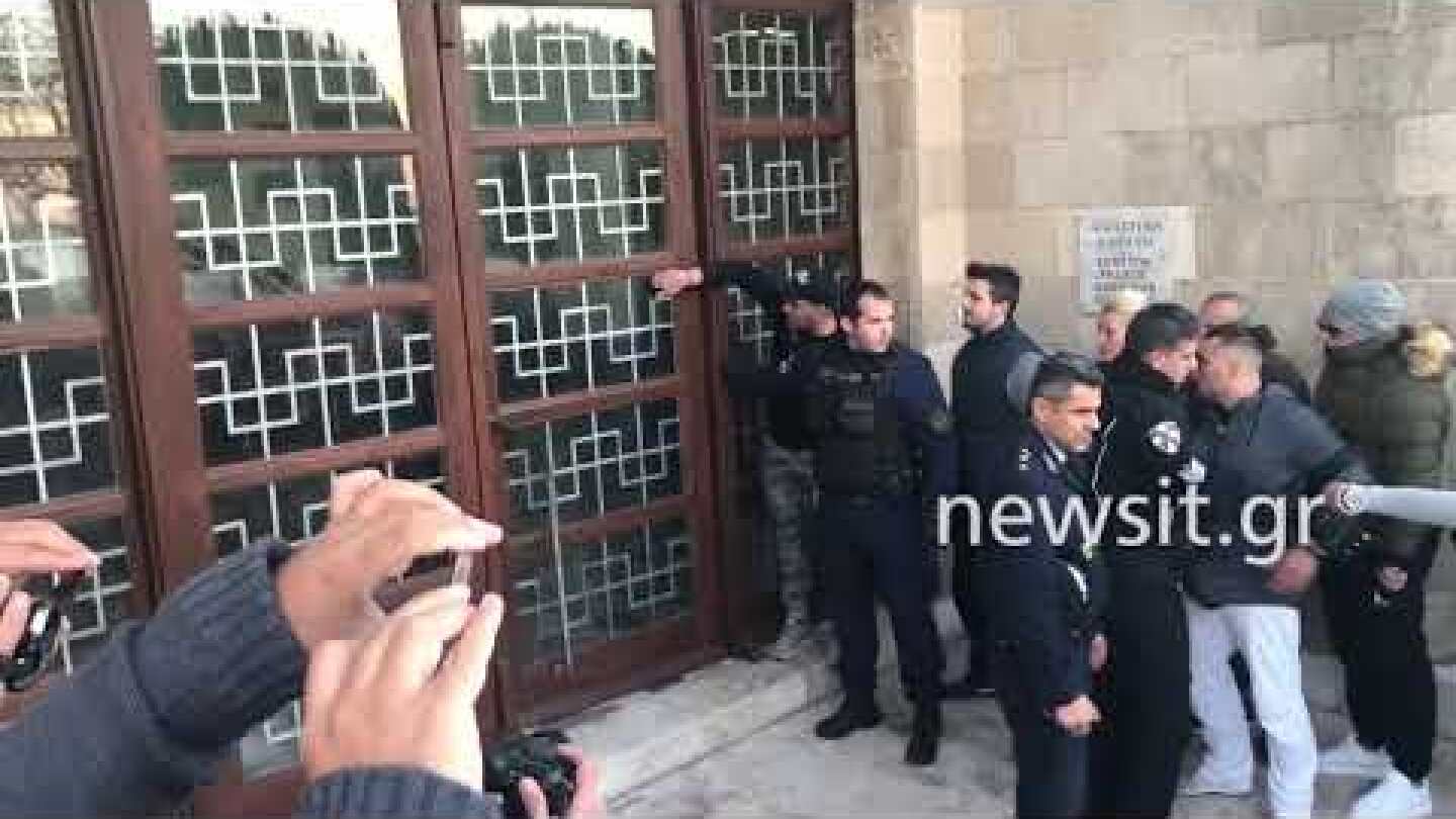 Γιουχαΐσματα έξω από τα δικαστήρια στη Ρόδο