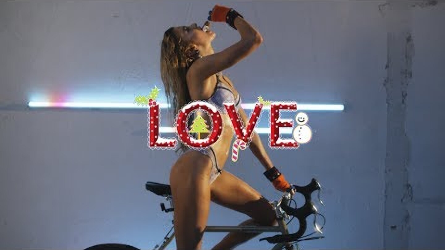 16th December | Stella Maxwell by Phil Poynter | Love Advent 2017