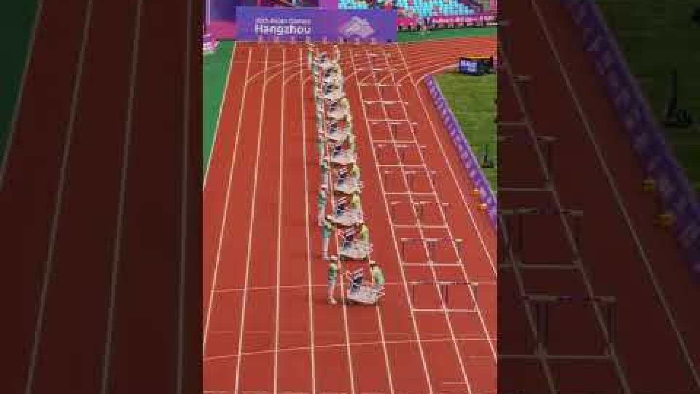 How are the hurdles in the 110m hurdles event at Hangzhou Asian Games placed