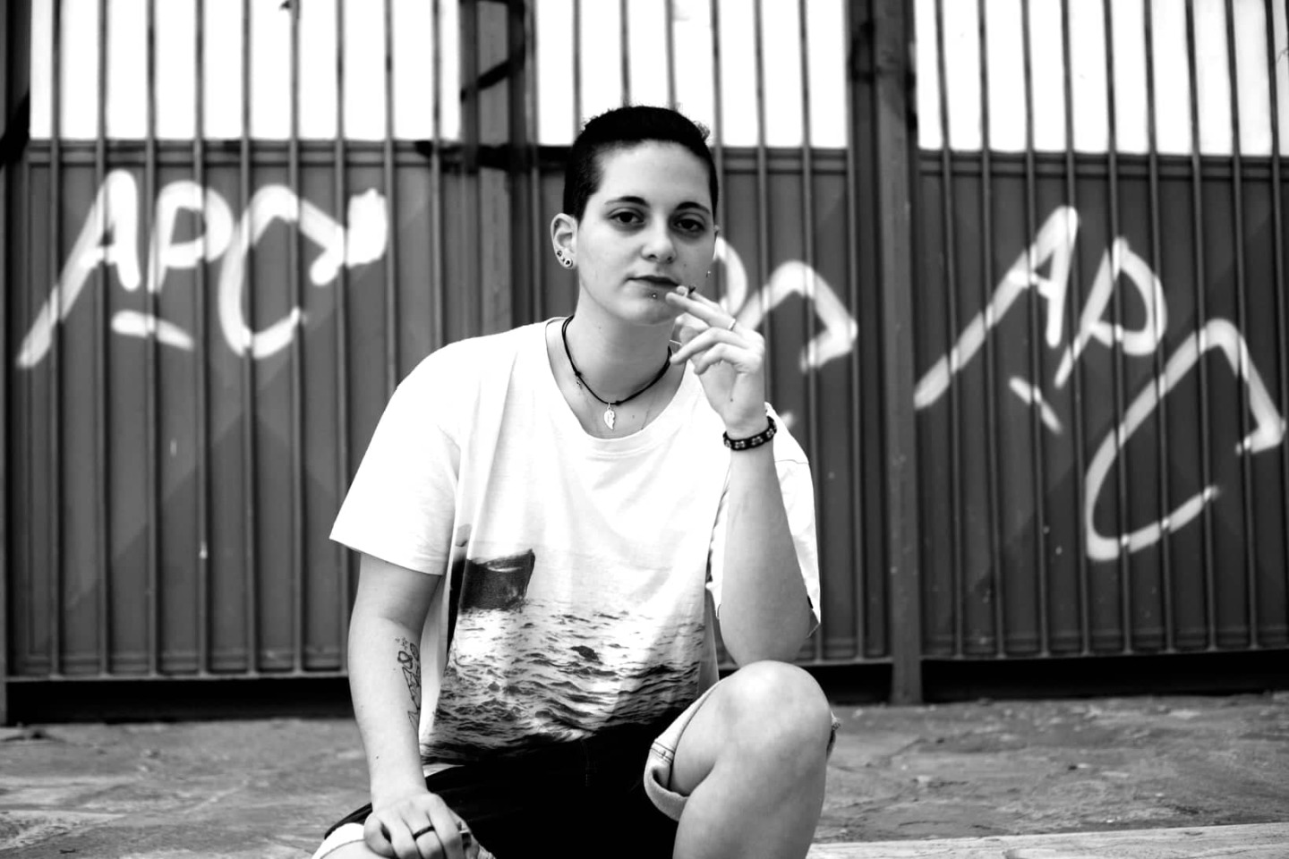 Συνέντευξη: Η φωτογράφος Σίλβια Τσομπανάκη μιλάει για τις εικόνες της έκθεσης «Ραπ Ντίβες» στην Εφημερίδα ATH