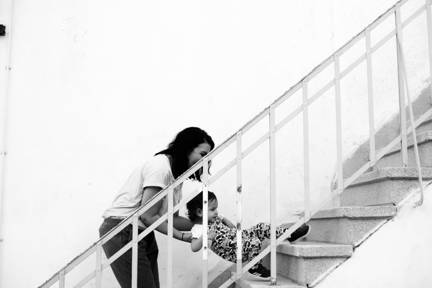 Συνέντευξη: Η φωτογράφος Σίλβια Τσομπανάκη μιλάει για τις εικόνες της έκθεσης «Ραπ Ντίβες» στην Εφημερίδα ATH