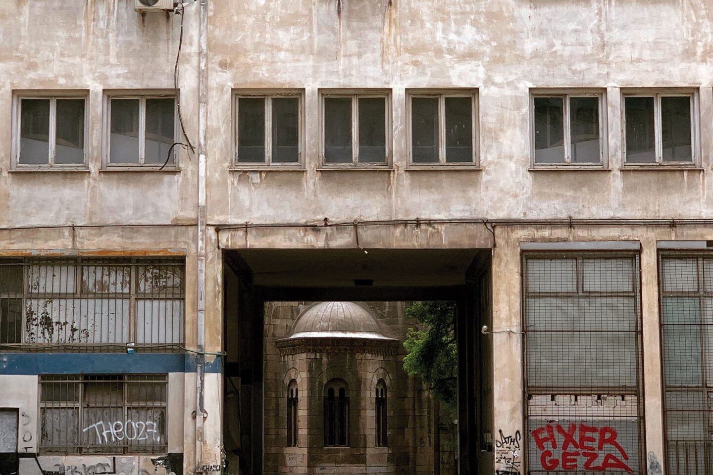 Ακάλυπτος πολυκατοικίας στην οδό Πειραιώς