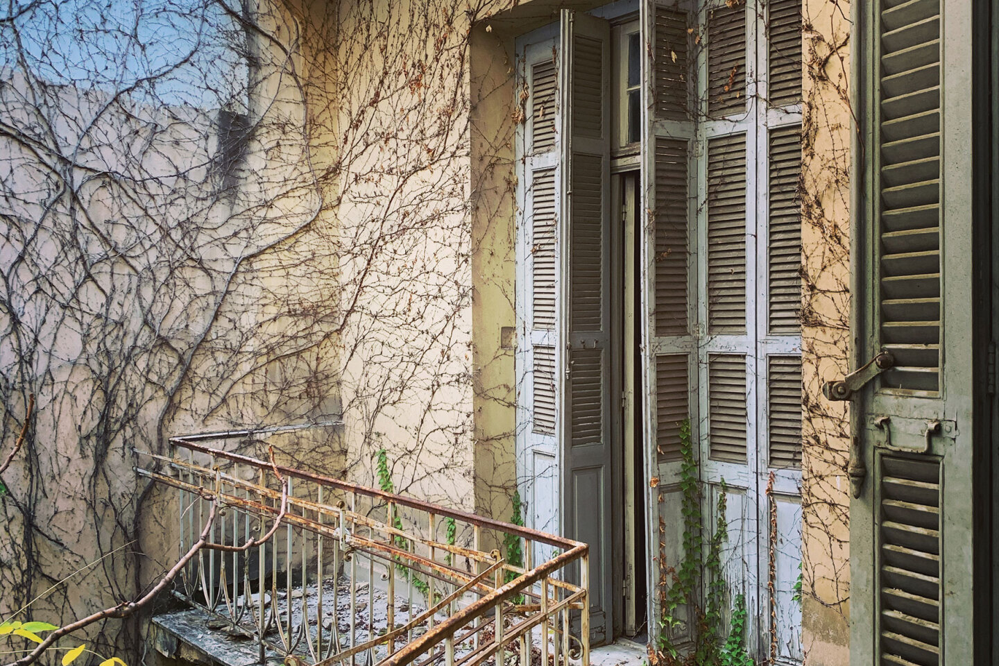 Ακάλυπτος πολυκατοικίας στην πλατεία Μαβίλη