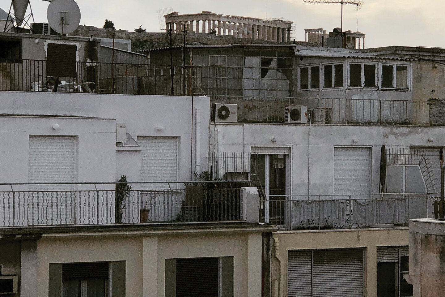 Ακάλυπτος πολυκατοικίας στην οδό Λέκκα